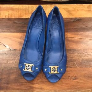 NWOT Tory Burch 8.5 blue leather peep toe wedges